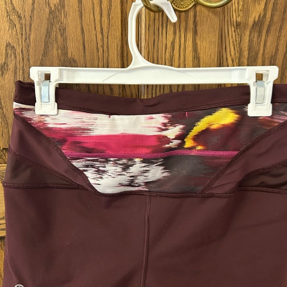 Lululemon Boogie Short Full-On Luon Roll Down Reversible Burgundy Size 10 - Picture 4 of 10